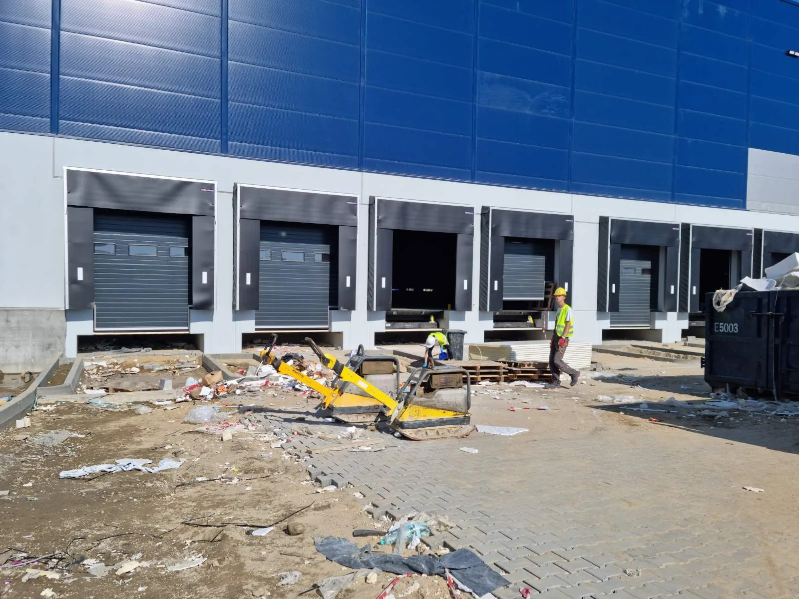 Industrietore in einem Logistikzentrum