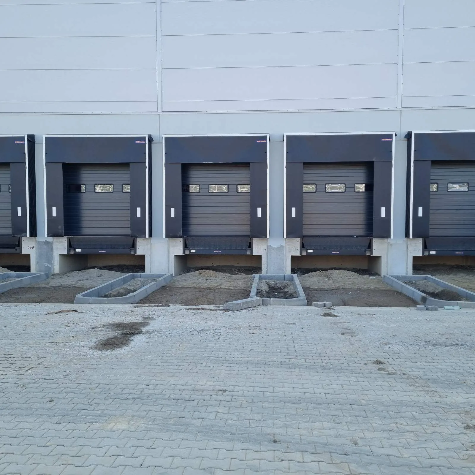 Industrietore in einem Logistikzentrum
