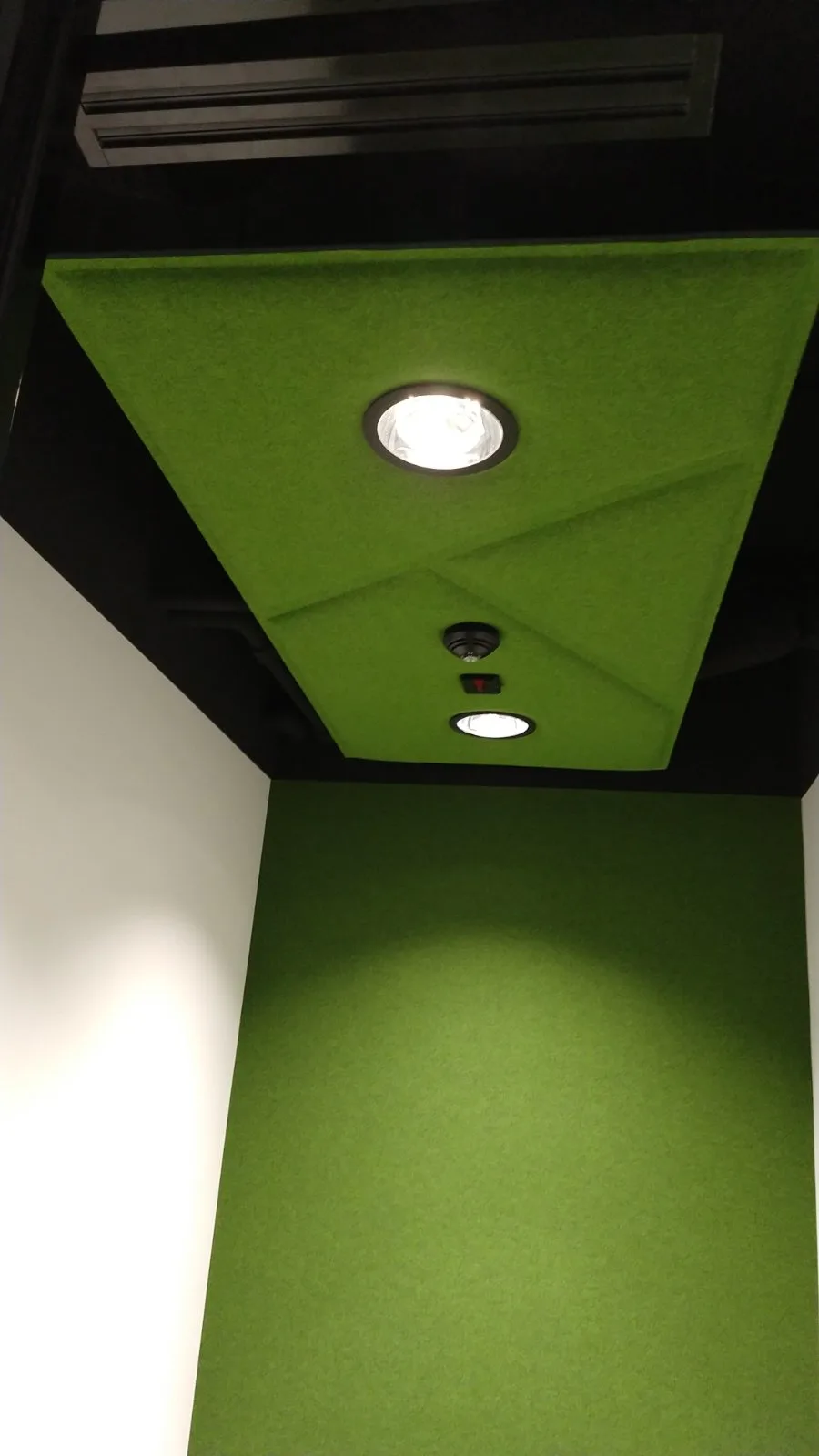 Hole w Face2Face Business Campus